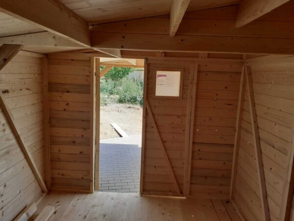 Záhradný drevený domček Petra 2,5 x 6,25m pohlad z vnutra cez dvere von